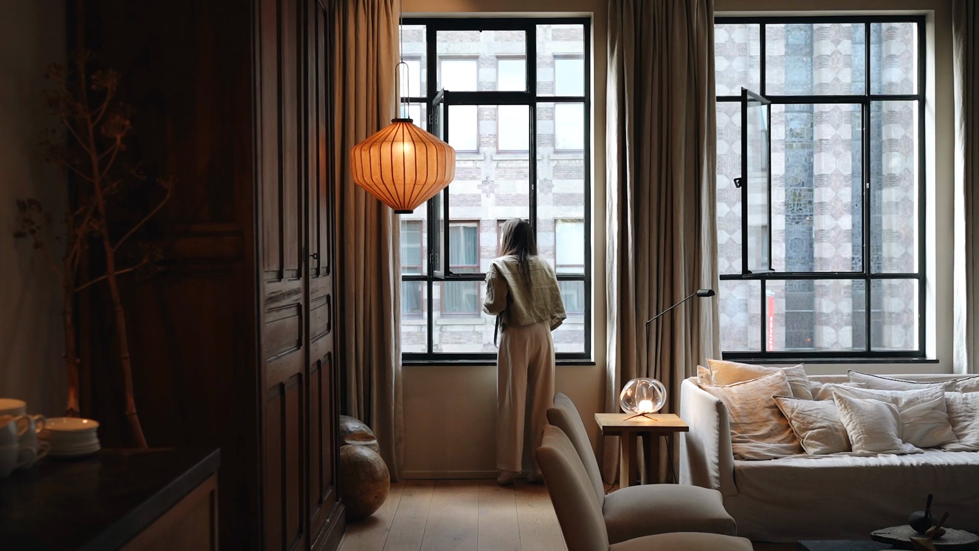 Sfeerbeeld: warm interieur met grote ramen